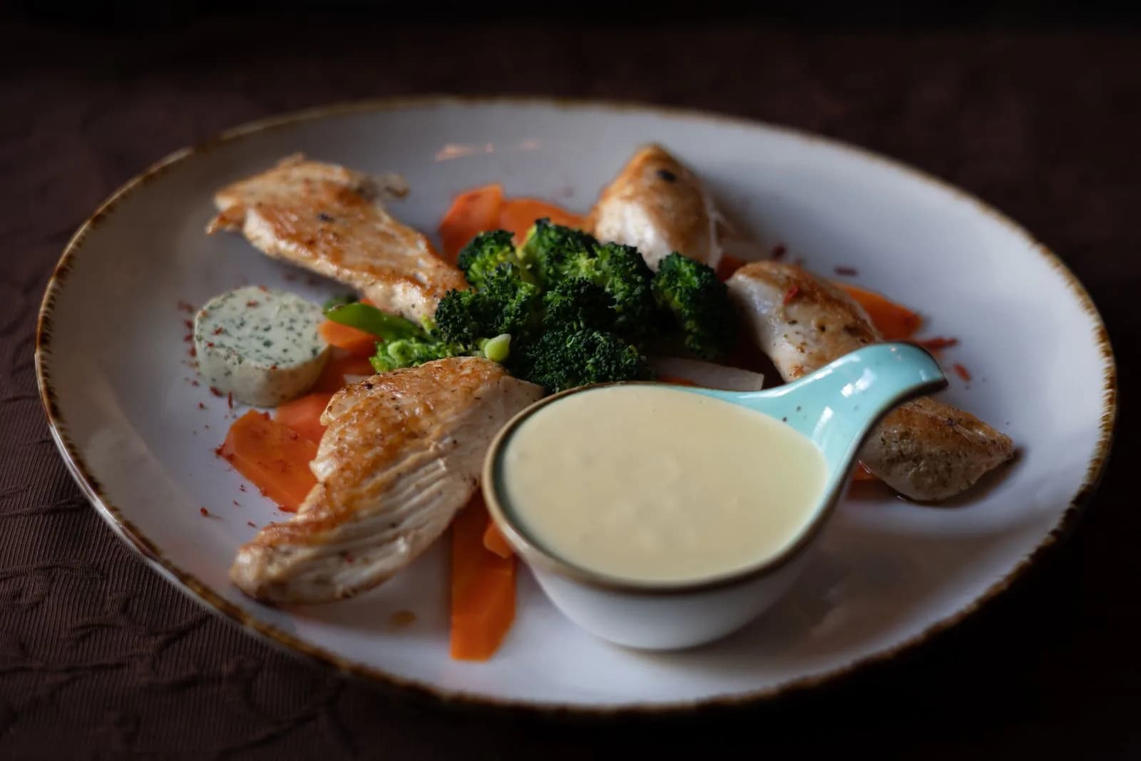 High-Protein Cheesy Chicken mit Gemüse