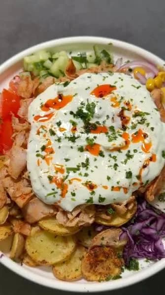 Kartoffel-Hähnchen-Gyros-Pfanne mit Salat