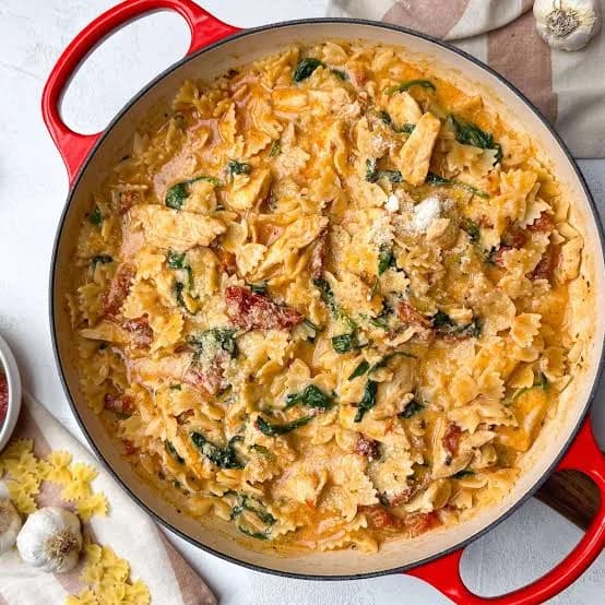 Cremige Hähnchen-Pasta in Parmesan-Sahne-Sauce