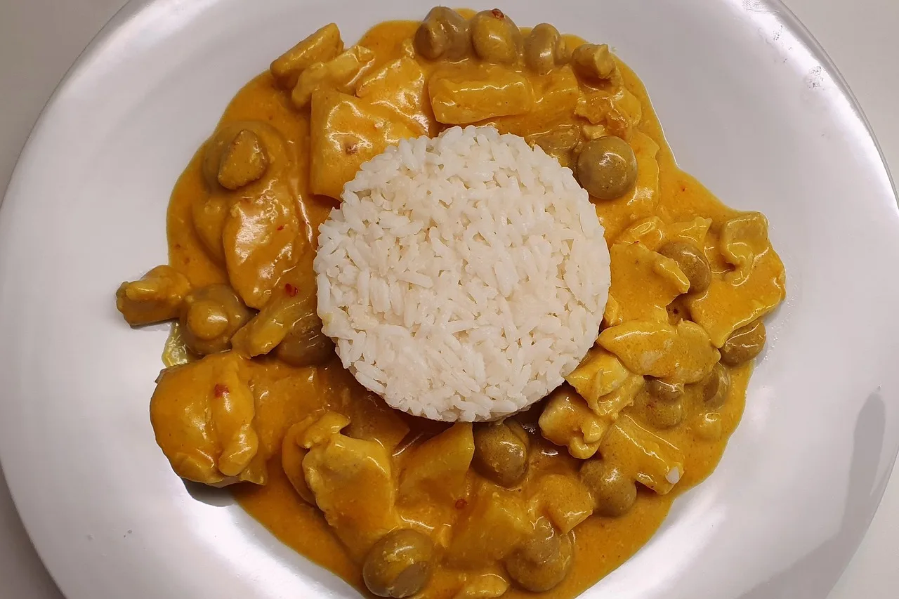 High-Protein Hähnchen-Curry mit Reis und Gemüse