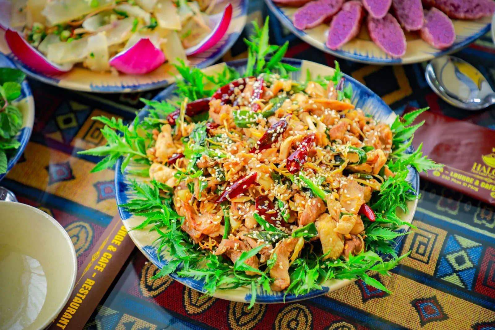 High-Protein Wok-Pfanne mit Hähnchen und Erdnuss-Quark-Sauce
