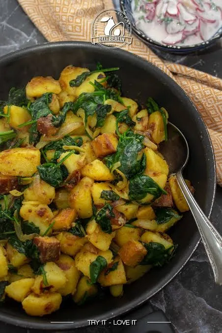 Kartoffel-Spinat-Pfanne mit Ei und Käse