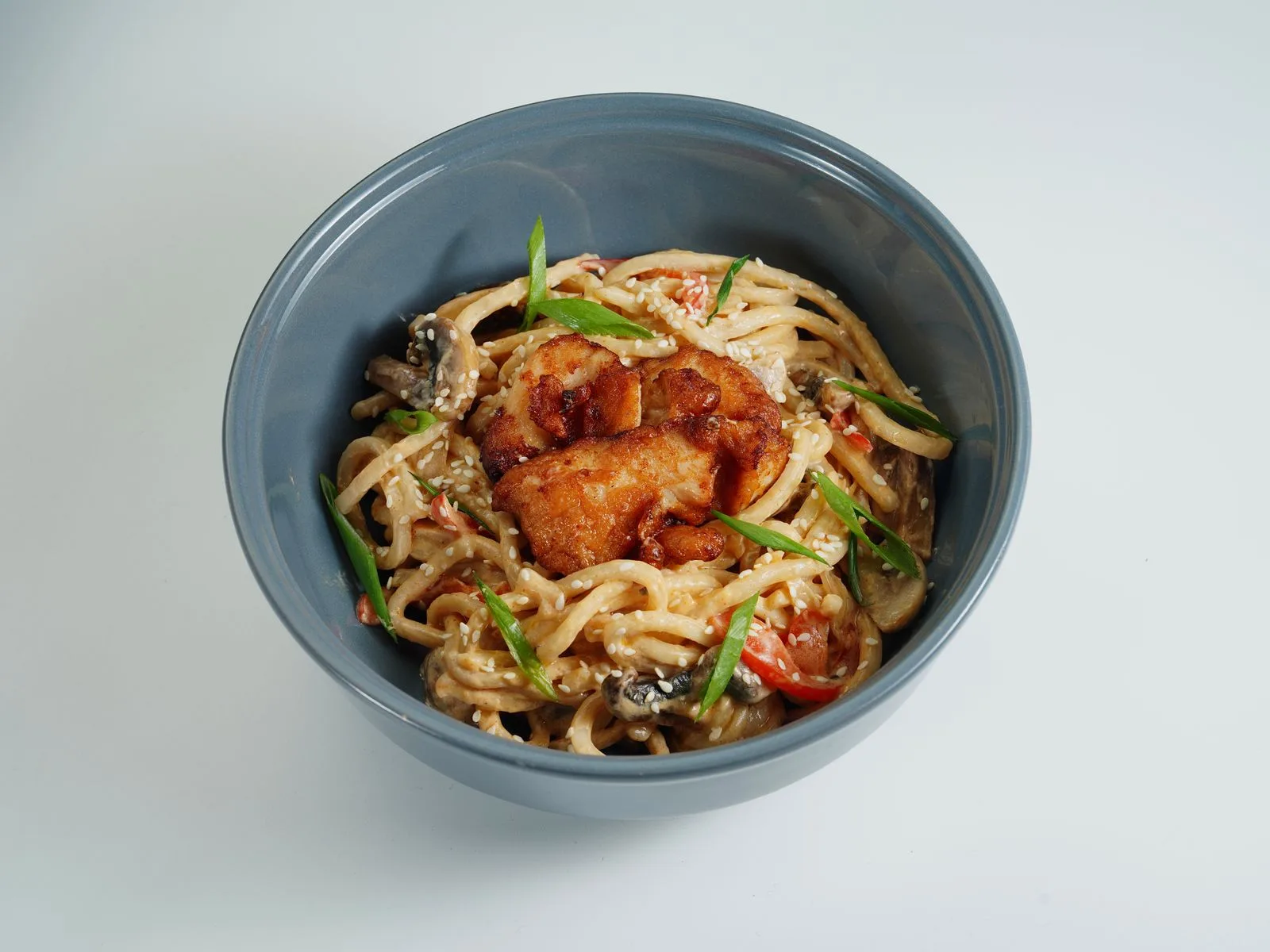 Saté-Udon mit Putenbrust und Erdnusssauce